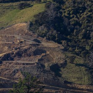 Ladera excavada en terrazas con maquinaria de movimiento de tierra