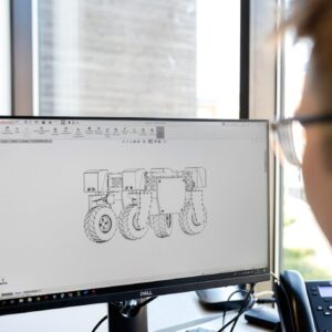 Persona revisando un dibujo técnico en pantalla