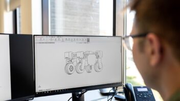 Persona revisando un dibujo técnico en pantalla