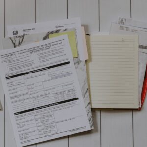 Formularios y documentos técnicos sobre una mesa