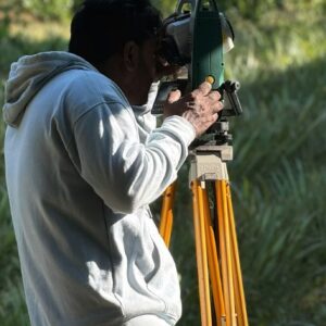 Topógrafo midiendo en campo con equipo sobre trípode