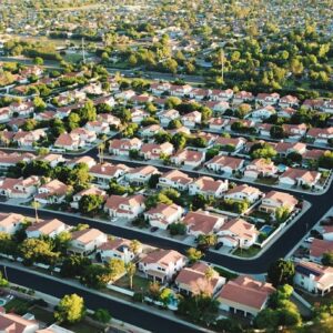 Vista aérea de una urbanización con sus lotes delimitados