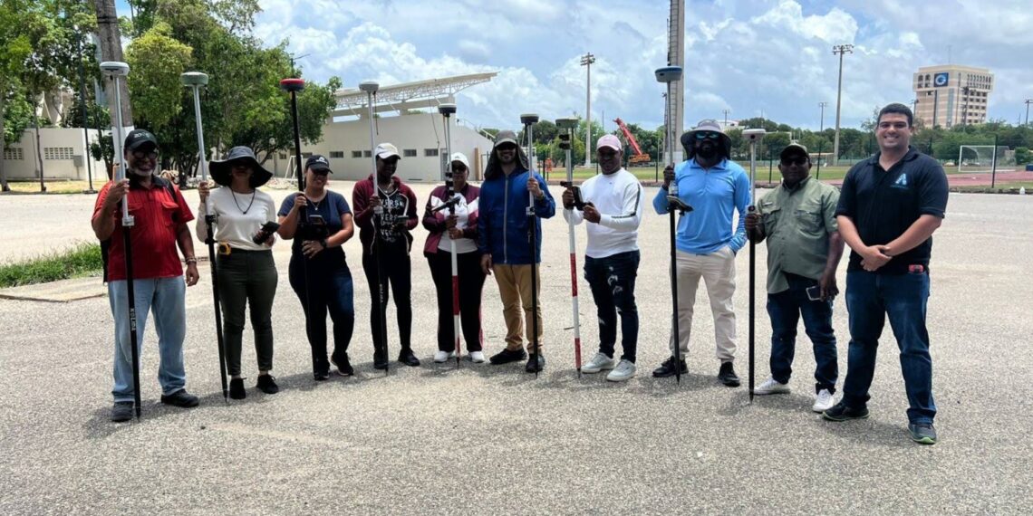 Grupo de estudiantes en una práctica de campo con receptores GNSS y jalones