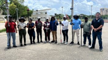 Grupo de estudiantes en una práctica de campo con receptores GNSS y jalones